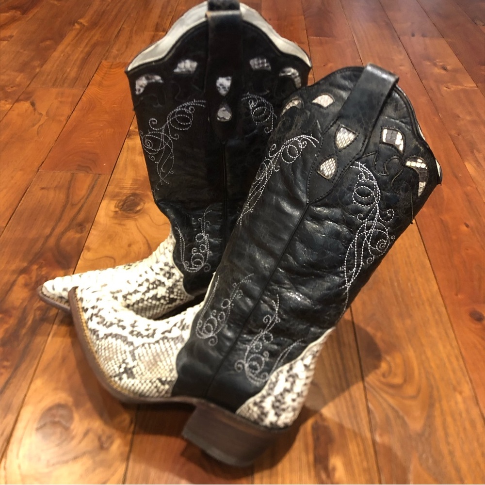 J.B Dillon python woman’s cowboy boots size US 7.5 black and snake skin cream